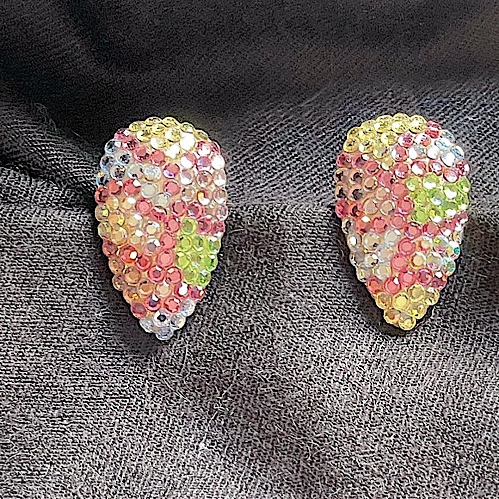🎉HP🎉⚜️VINTAGE 70’s RHINESTONE EARRINGS ⚜️Rainbow colored•Teardrop•Pierced